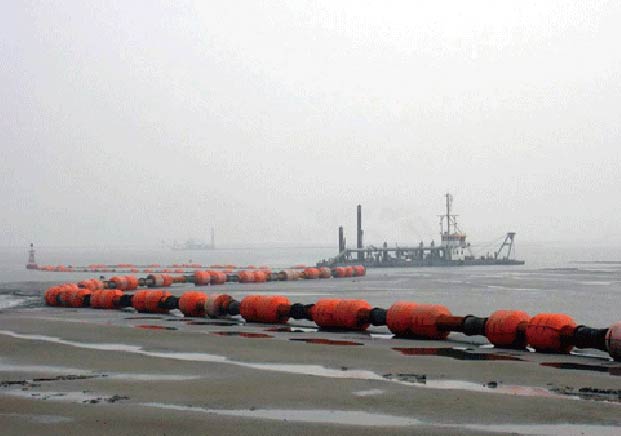 秦皇島經濟技術開發區山海關港首秦公司出?？诨鼗靥罟こ淌┕ひ粯硕? title=