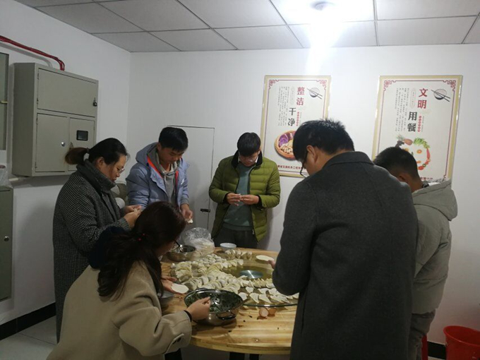 冬至陽生春又來，溫暖感恩促情誼——廣德路項目部舉辦包餃子活動